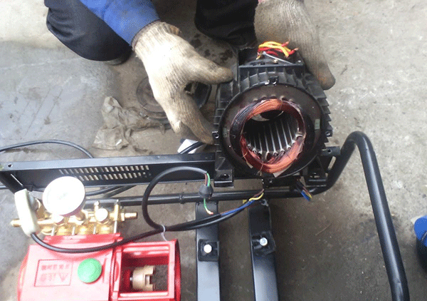 為何萬(wàn)用表不能測(cè)量三相電機(jī)而用搖表——西安泰富西瑪電機(jī)(西安西瑪電機(jī)集團(tuán)股份有限公司)官方網(wǎng)站 為何萬(wàn)用表不能測(cè)量三相電機(jī)而用搖表——西安泰富西瑪電機(jī)(西安西瑪電機(jī)集團(tuán)股份有限公司)官方網(wǎng)站