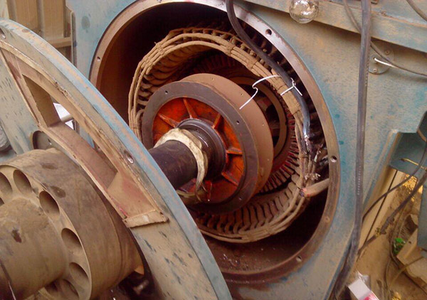 一臺(tái)正在西安西瑪電機(jī)車(chē)間大修的高壓電機(jī) 一臺(tái)正在西安西瑪電機(jī)車(chē)間大修的高壓電機(jī)