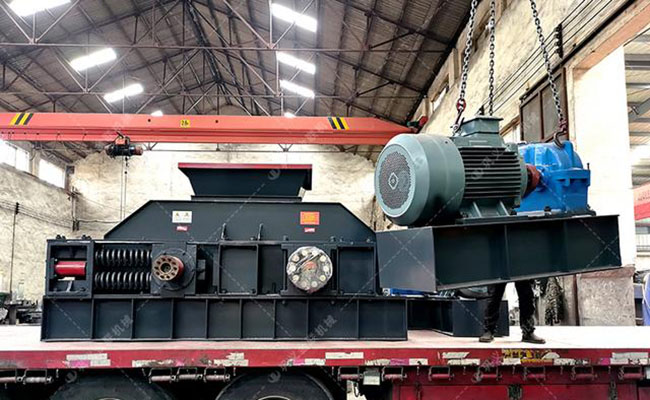 圖為配套西瑪電機(jī)的全自動對輥破碎機(jī)發(fā)貨照片 圖為配套西瑪電機(jī)的全自動對輥破碎機(jī)發(fā)貨照片